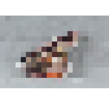 Изразец неправильной формы рельефный полихромный (левая часть панно) с изображением фрагмента солнечных лучей; цвета: темно-сиреневый, оранжевый, светло-терракотовый. 
Камин керамический, разноцветный, по рис. худ. Врубеля на тему "Микула Селянинович и Во