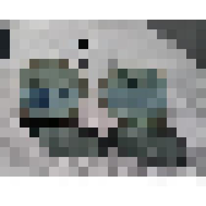 Очки солнечные в белой пластиковой оправе