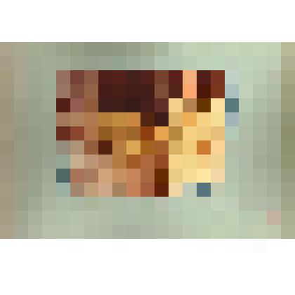 Фотография. Работник свинофермы с поросенком