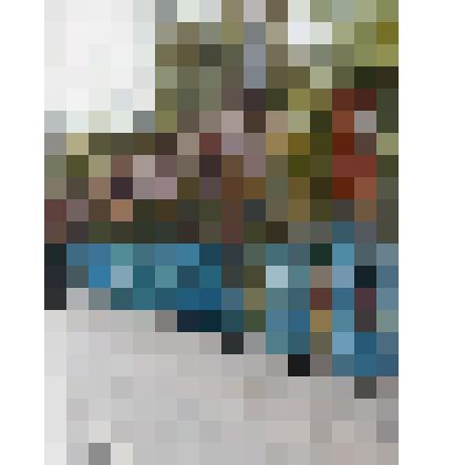 Ф/цв. Крестный ход в г. Покровске-Энгельсе в честь праздника Покрова Пресвятой Богородицы (священнослужители с хоругвями идут по улице). 14.10.2016