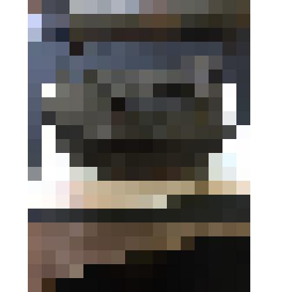 Утюг   паровой с защелкой, деревянной ручкой. Покрыт коррозией