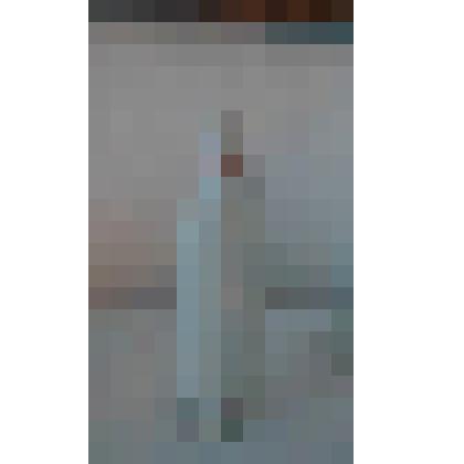 графин фарфоровый белого цвета,имеет конусообразную форму, понизу и верху орнамент