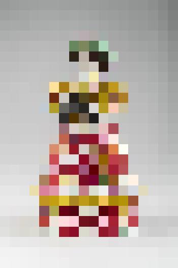 Нарядная барыня с собачкой