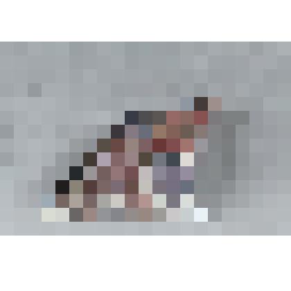 Изразец неправильной формы рельефный полихромный (правая часть панно) с изображением фрагмента правого плеча Вольги; цвета: темно-сиреневый, белый, серо-голубой, коричневый. 
Камин керамический, разноцветный, по рис. худ. Врубеля на тему "Микула Селянинов