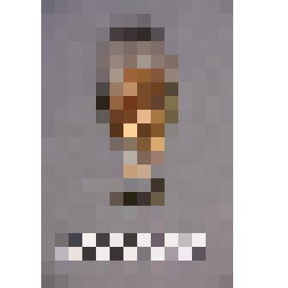 чеканка. Талисман на металлической пластине в виде продолговатого лица человека. волосы из меха.  Височная подвеска закреплена на кольцах Во рту закреплено металлическое кольцо. На обратной стороне подложка из кожи. Вверху пластины закреплено металлическо