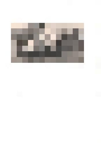 Фотография ч/б. Группа молодых людей в центре с. Тюменцева. На заднем плане здание РДК (бывшая церковь) и памятник В. И. Ленину