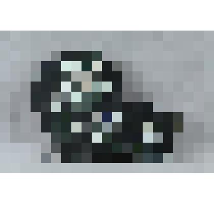 Изразец неправильной формы рельефный полихромный (левая часть фриза) с изображением растительного орнамента: виноградная лоза с ягодами и двумя цветками; цвета: темно-зеленый, белый, темно-синий.  
Камин керамический, разноцветный, по рис. худ. Врубеля на