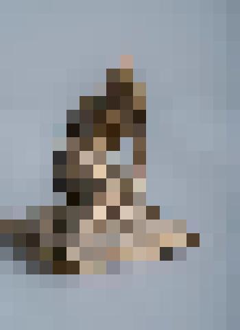 Ню (сидящая на подиуме)