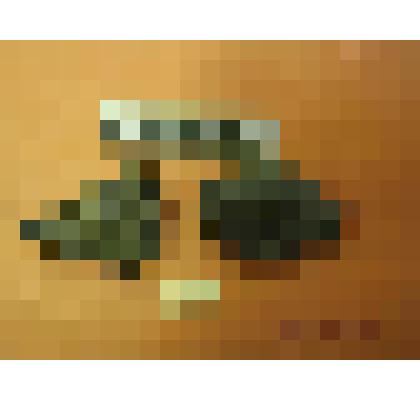 камень черного цвета ромбической формы