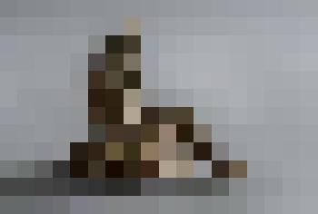 Ню (сидящая низко, с наклоном вправо)