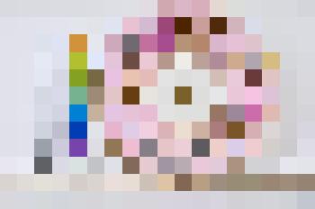 Блюдце чайное имеет розовый фон и растительно-цветочный орнамент