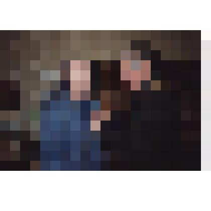 Капитан 1 ранга Шопотов К.А. вручает штурману С-13 Редкобородву Н.Я. медаль