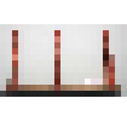 Полка стенная в виде деревянной доски, лежащей на трех петлях из х/б ленты красного цвета