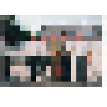 Ф/цв. Встреча выпускников ЭВЗРКУ (Полулях С., Овсянников С.А., Куркиев А., Куликов Б.) и ген. м-р Солдатов В.Т. на фоне училища. Энгельс. 1999