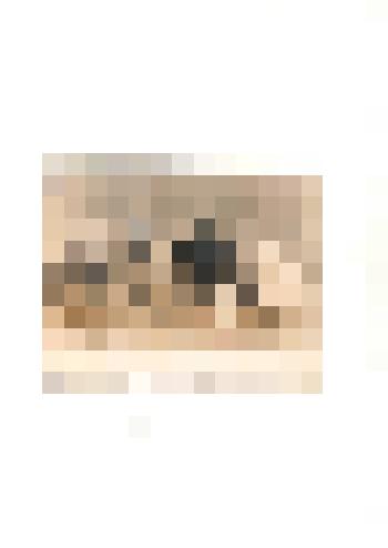 Фотография черно-белая.Председатель колхоза Глекнер Г.Г. и секретарь партийной организации Арнгольд проверяют качество всходов зерновых культур