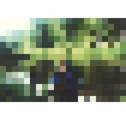 Фотография цветная. Т.А. Халанская у лодки перед отплытием в Верхний Пелым