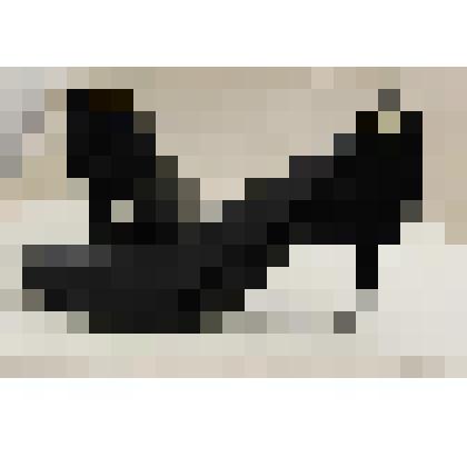 Обувь XIX-XX вв. Туфля левая женская черного цвета, лакированная. С узким носком, имеется замшевая вставка на союзке, заднике, каблуке, с металлическим украшением желтого цвета на заднике. На стельке надпись "Yommy"