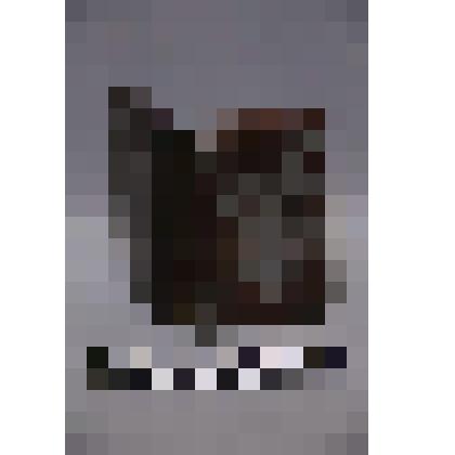 коллекция В.Ф. Лагодича. Портсигар деревянный инкрустирован металлом. На одной стороне орнамент в скифо-сибирском зверином стиле, сцена нападения грифа на оленя, тело оленя неестественно выкручено. На другой стороне геометрическийорнамент (ромбический), а