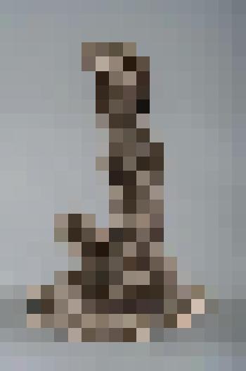 Ню (сидящая на полу)