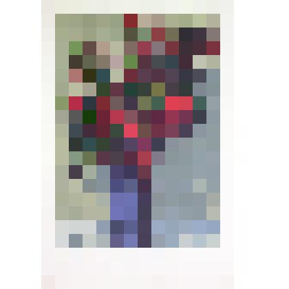 Розы в синей вазе