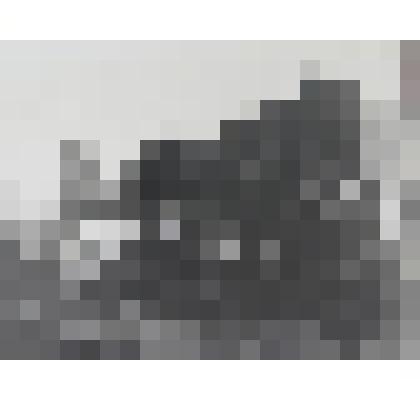 Мужчина пашет землю