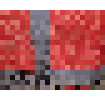 Скатерть домотканая, выполненная из красных и белых нитей, центр и края окаймлены синим кружевом ручной работы