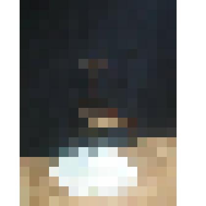 Мебель. Стул деревянный тёмно-коричневого цвета, лакированный, с кожаной обивкой светло-коричневого цвета. Спинка стула выгнута, объеденена с задними ножками. Рама спинки соеденена 3-мя одинаковыми рейками по середине. Края рамы закруглены. Сиденья трапец