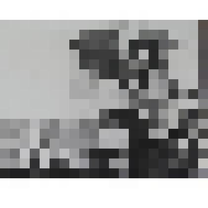 Мужчина засыпает зерно