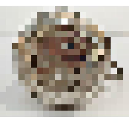 Кофейник из блестящего металла с ручкой и носиком, без крышки