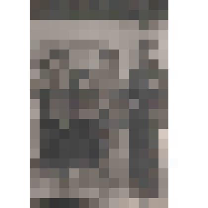 Фотография черно-белая, на которой запечатлены в ряд: женщина в светлом платье и косынке, мужчина в головном уборе и телогрейке, мальчик, стоящий на полене, женщина в пиджаке и юбке, мужчина в военной форме, на фоне хаты