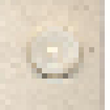 Пуговица круглой формы, с четырьмя сквозными отверстиями, рубашечная